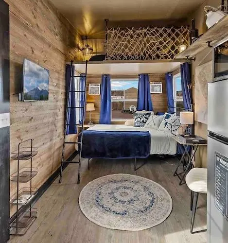 Tiny Near Grand Canyon Sleeps 5, Epic Views! Holiday home Flagstaff